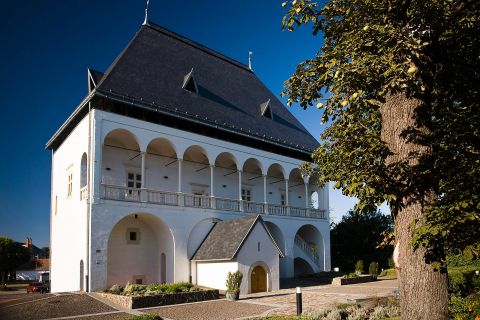 Báthori-várkastély és a református templom