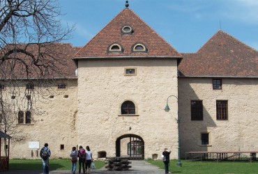 Vár