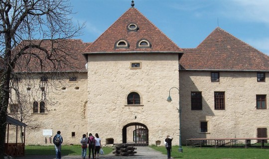 Vár